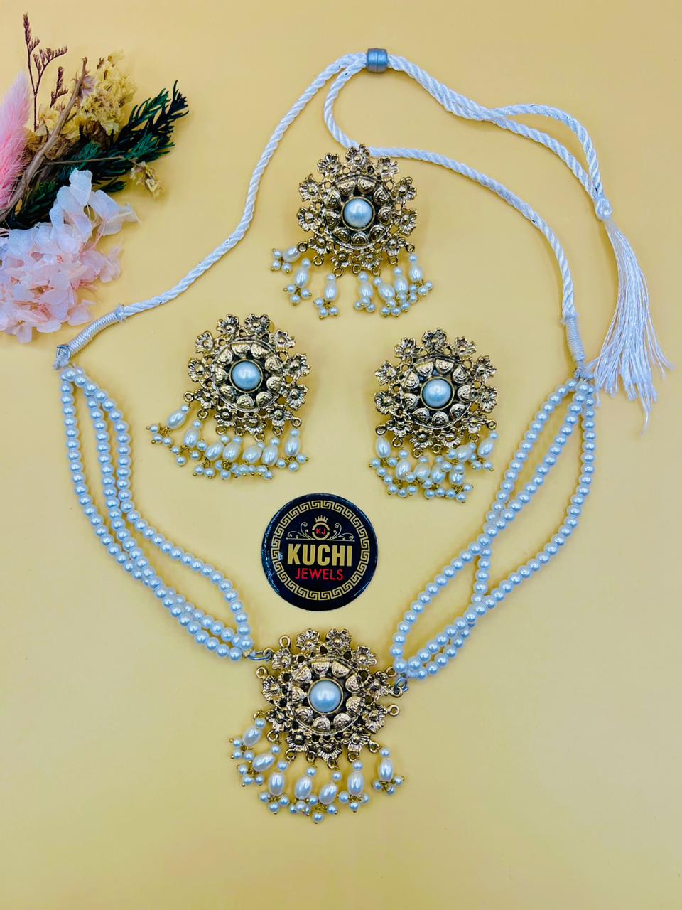 Delicate Flower-Style Choker Set – Simple Yet Stunning