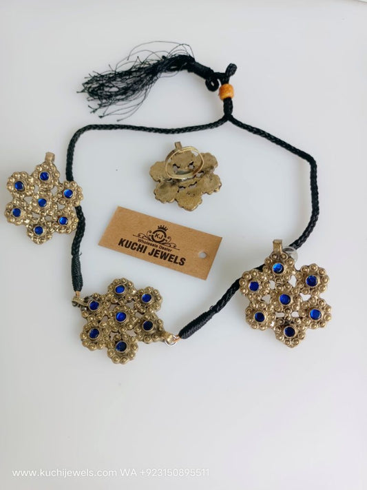 Flower Pendant Choker Set