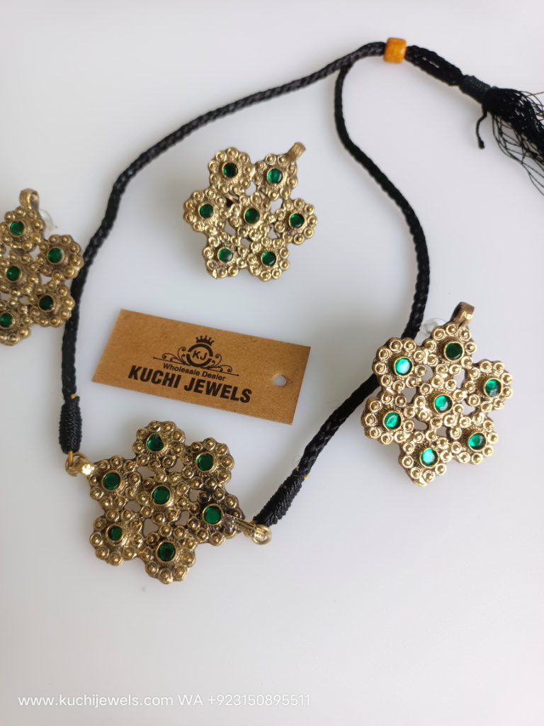Flower Pendant Choker Set