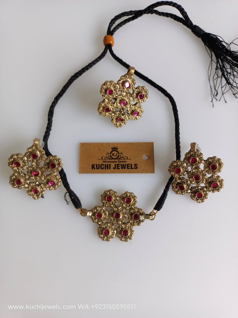 Flower Pendant Choker Set