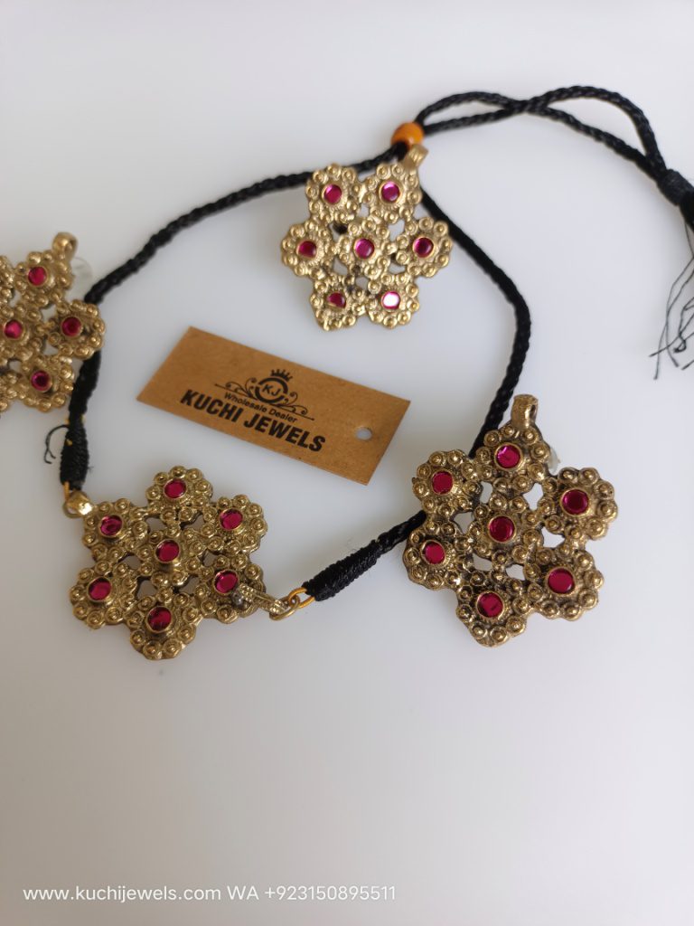 Flower Pendant Choker Set