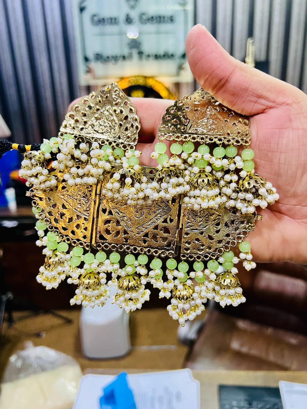 Parrot Pearl Golden Choker Set