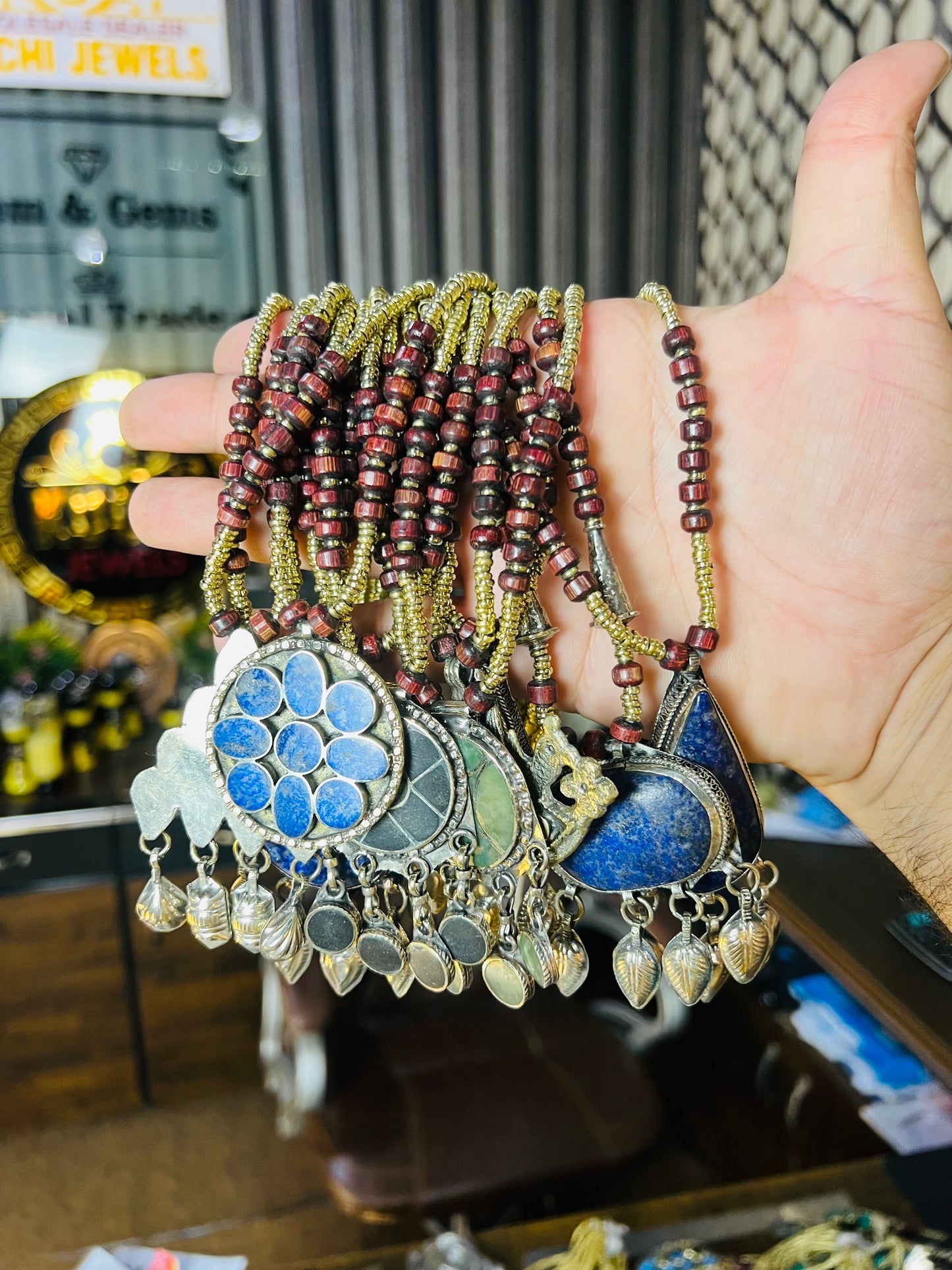 Random Stone Pendant Necklace (One Piece)