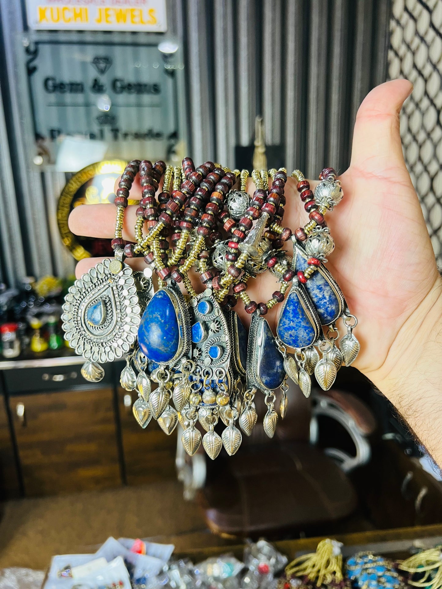 Random Stone Pendant Necklace (One Piece)
