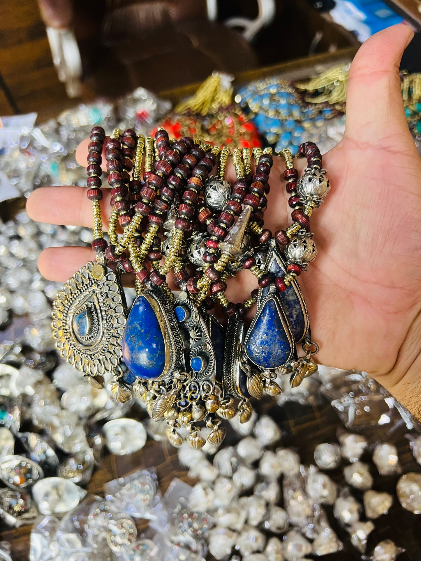 Random Stone Pendant Necklace (One Piece)