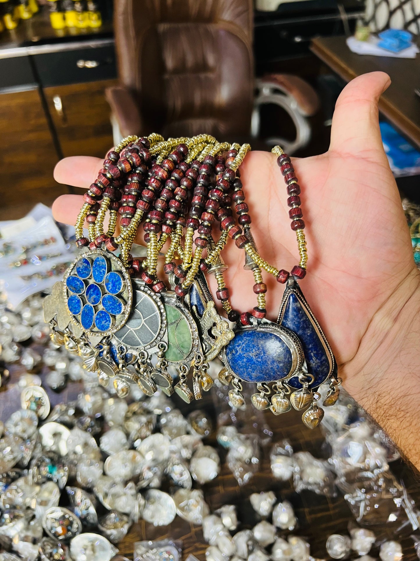 Random Stone Pendant Necklace (One Piece)