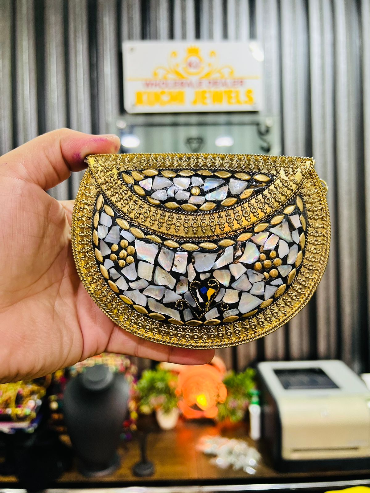 Trend Overseas Brass Metal Bag Purse Vintage Style Brass Purse antique  clutch Ethnic clutch Handmade Women metal clutch Bag (Gold) : Amazon.in:  Fashion